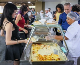 Movimentação durante refeições no Restaurante Universitário (RU). 28/11/2025. Foto: Beto Monteiro/Ascom UnB